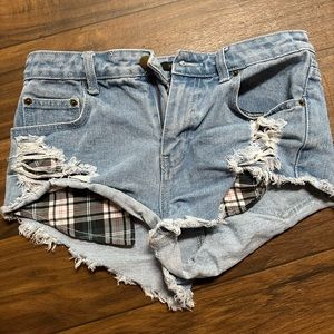 Jean shorts w designed pockets